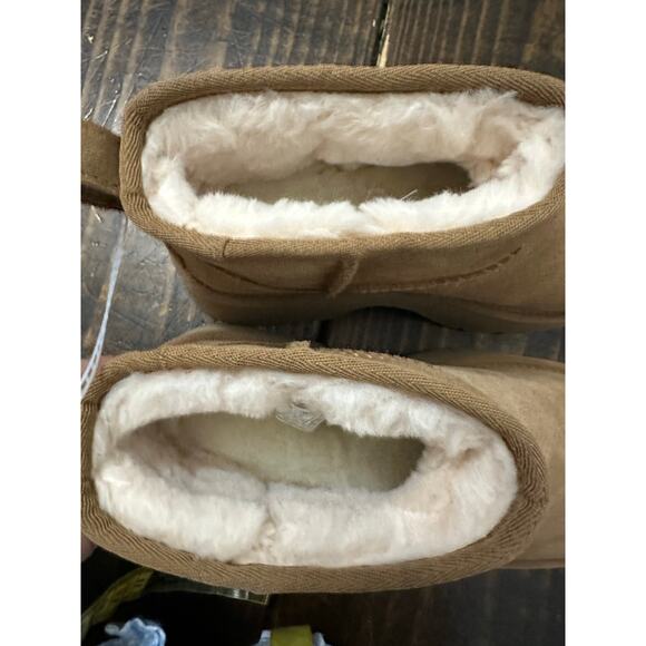 UGG Ukta Mini Heights Boots size 8 NWOB - Picture 5 of 7